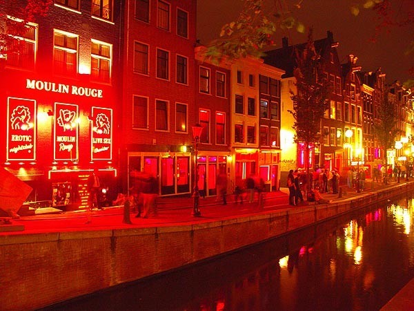 Phố De Wallen là khu phố đèn đỏ lớn nhất Amsterdam, Hà Lan. Nơi đây tập trung nhiều "gái gọi" nhất nước này và được hợp pháp hóa nếu không "đứng đường". Khắp khu phố đầy rẫy khách sạn, nhà chứa, cửa hàng đồ chơi tình dục với mức giá hấp dẫn. Trung bình giá đi khách của gái làng chơi tại đây vào khoảng 50 Euro/15 phút (gần 1,5 triệu đồng).